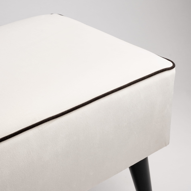 Panca imbottita color crema con gambe nere