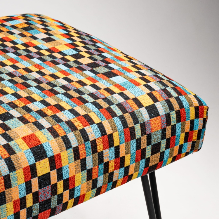 Panca da soppalco con rivestimento a fantasia e base a forma di spillo in metallo nero