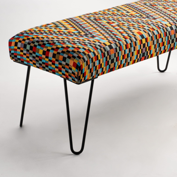 Panca soppalcata con motivo a motivi, rivestimento decorativo e sottili gambe in metallo