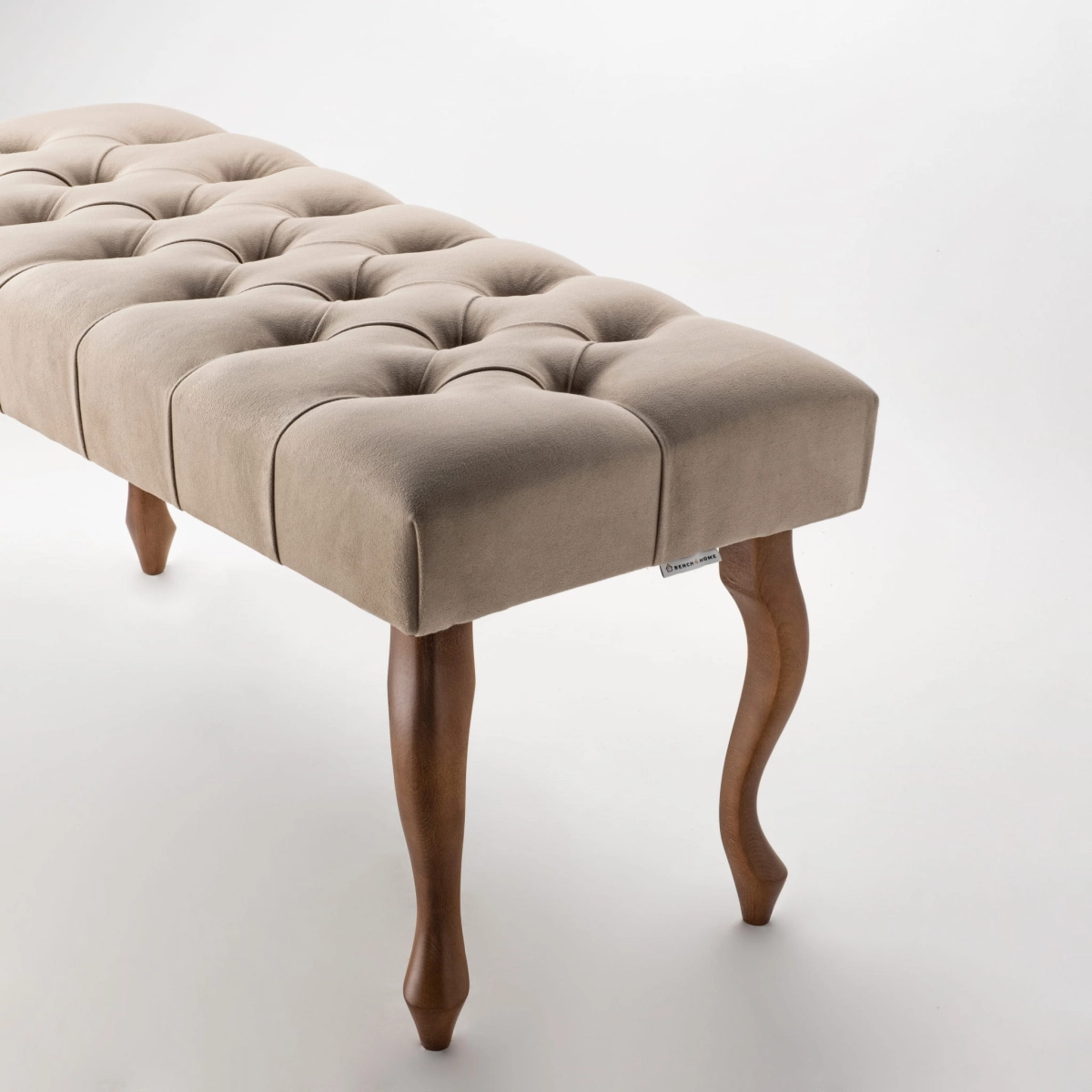 Elegante panca imbottita color latte: un mobile funzionale ed elegante per la casa o l'ufficio