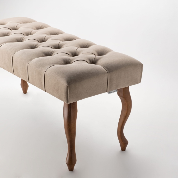 Elegante panca imbottita color latte: un mobile funzionale ed elegante per la casa o l'ufficio
