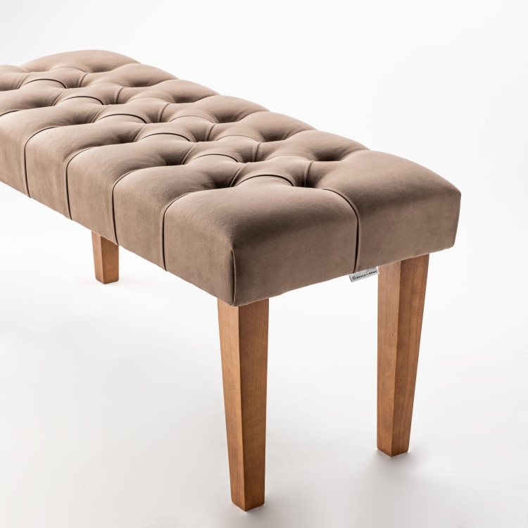 Panca trapuntata marrone con gambe in legno naturale