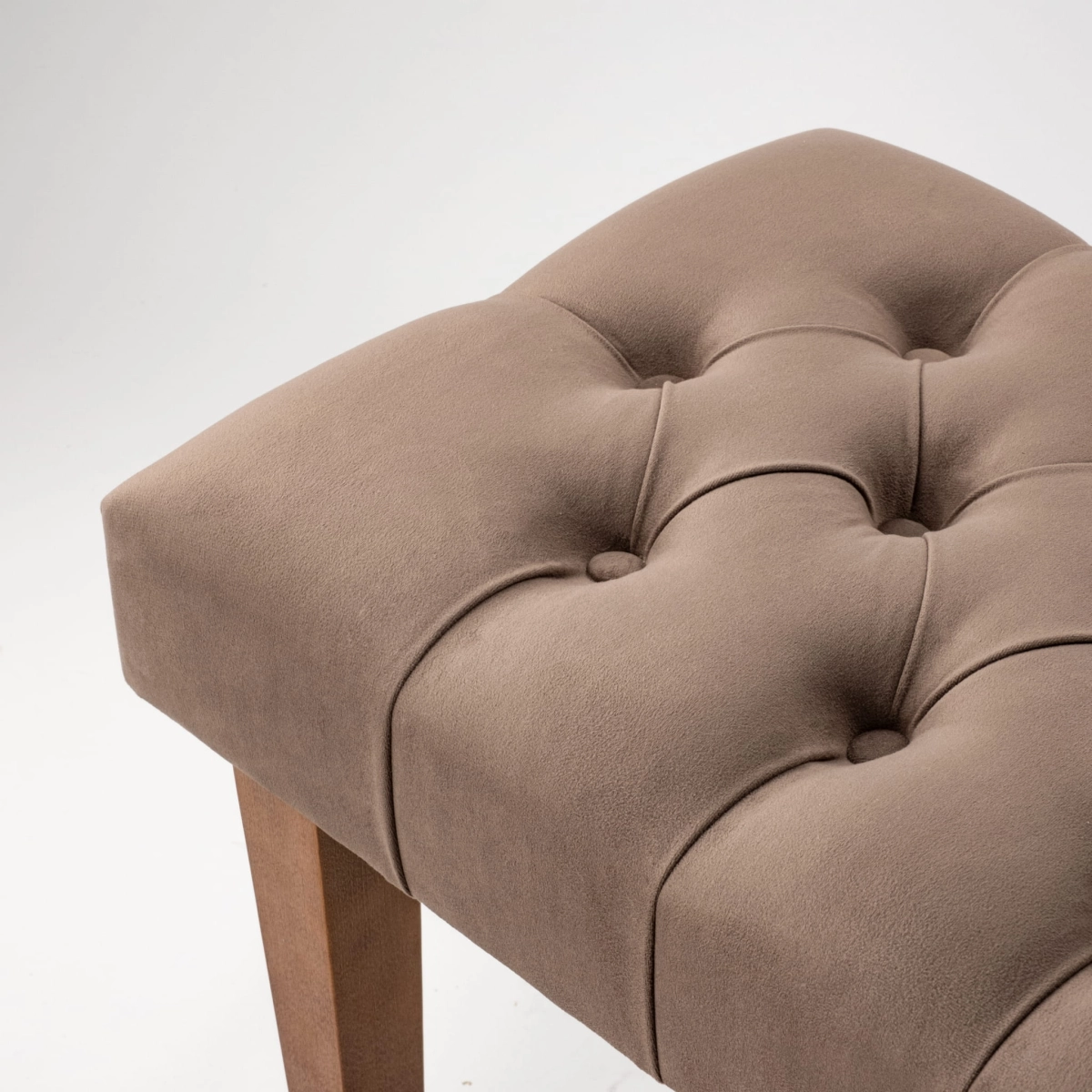 Panca marrone trapuntata con base in legno
