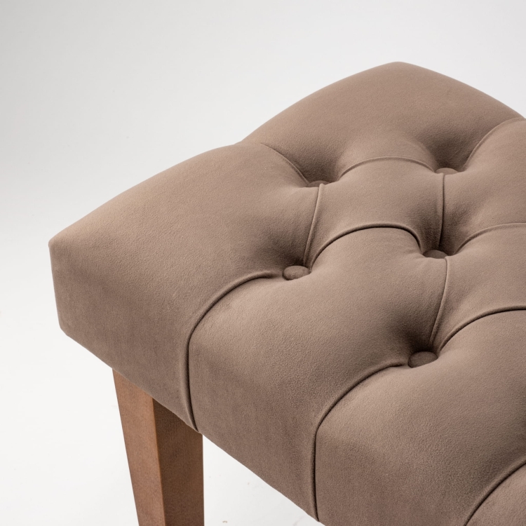 Panca marrone trapuntata con base in legno