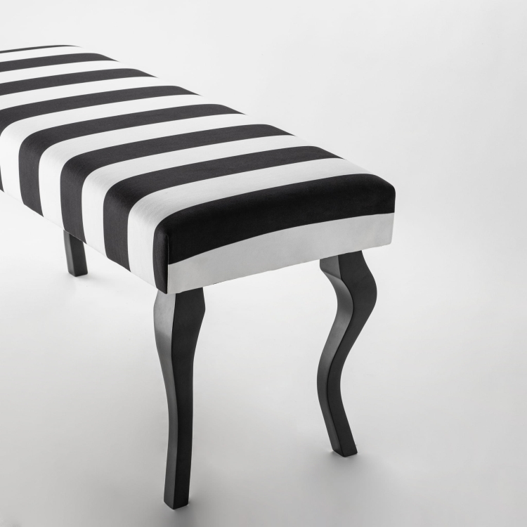 Panca a righe bianche e nere con gambe nere