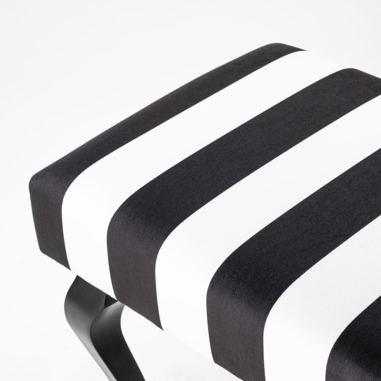 Strisce bianche e nere sulla panchina