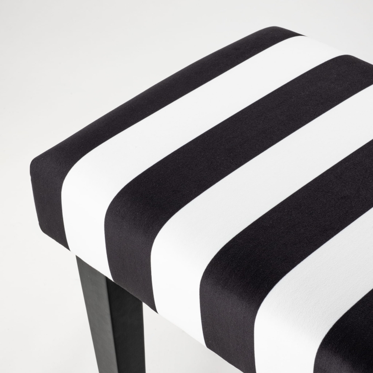 Strisce bianche e nere sulla panchina