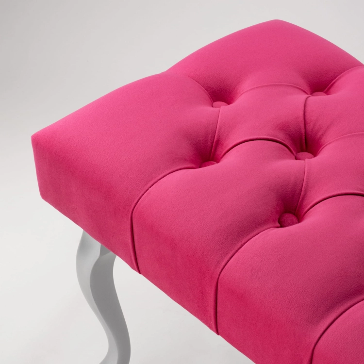 Elegante panca imbottita fucsia con gambe in metallo argentato, perfetta per un soggiorno o uno spogliatoio