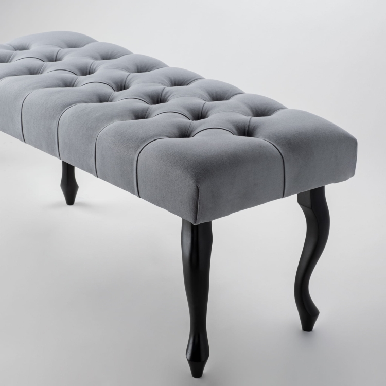 Panca grigia con trapuntatura e gambe nere