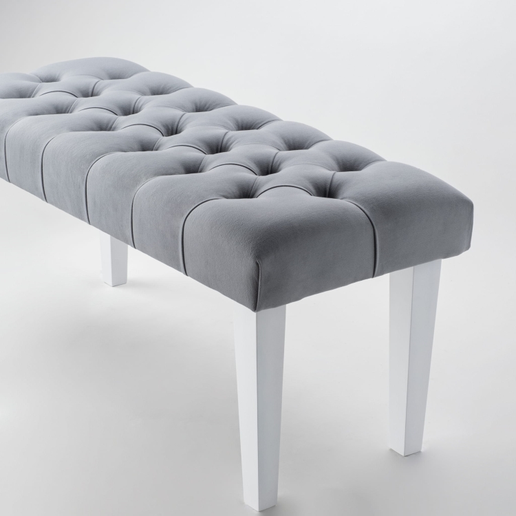 Elegante panca grigia con rivestimento trapuntato e gambe bianche