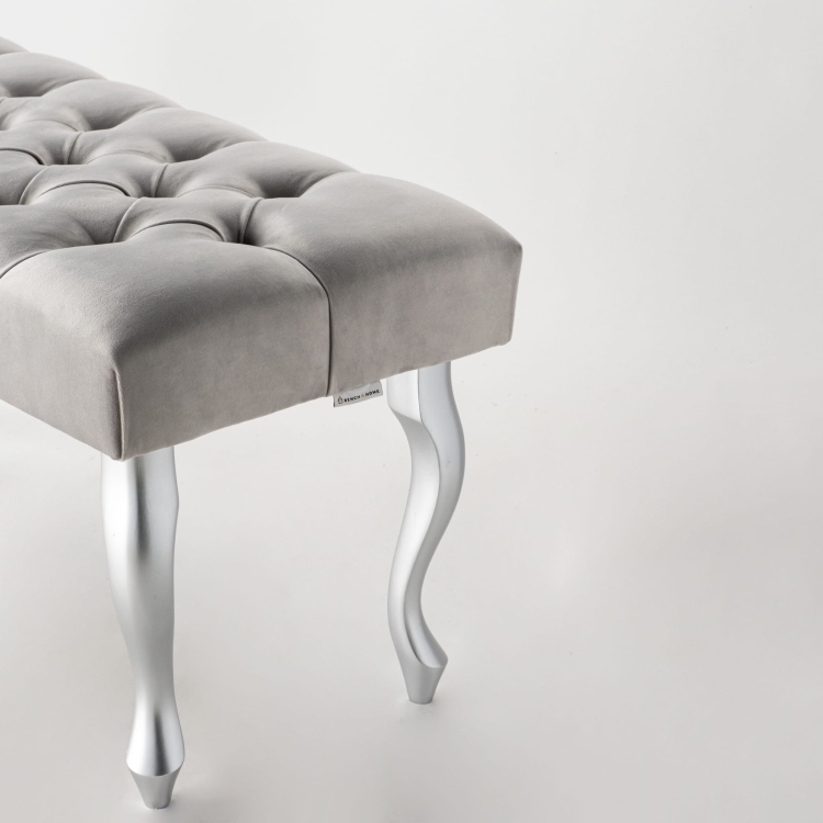 Panca imbottita grigia con gambe in metallo argentato