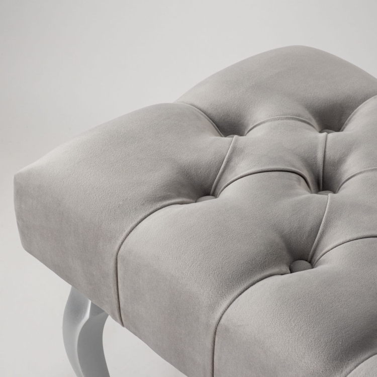 Elegante panca imbottita grigia con gambe argentate