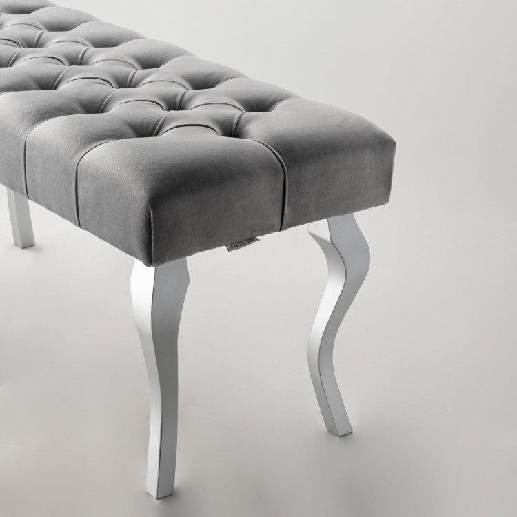 Panca trapuntata grigia con gambe cromate lucide