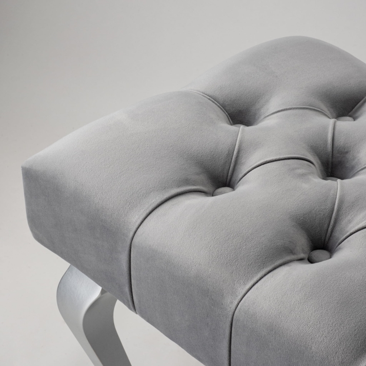 Panca trapuntata grigia con gambe cromate lucide