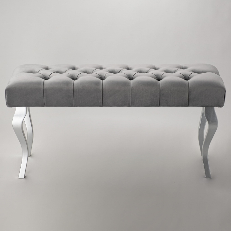 Panca trapuntata grigia con eleganti gambe cromate