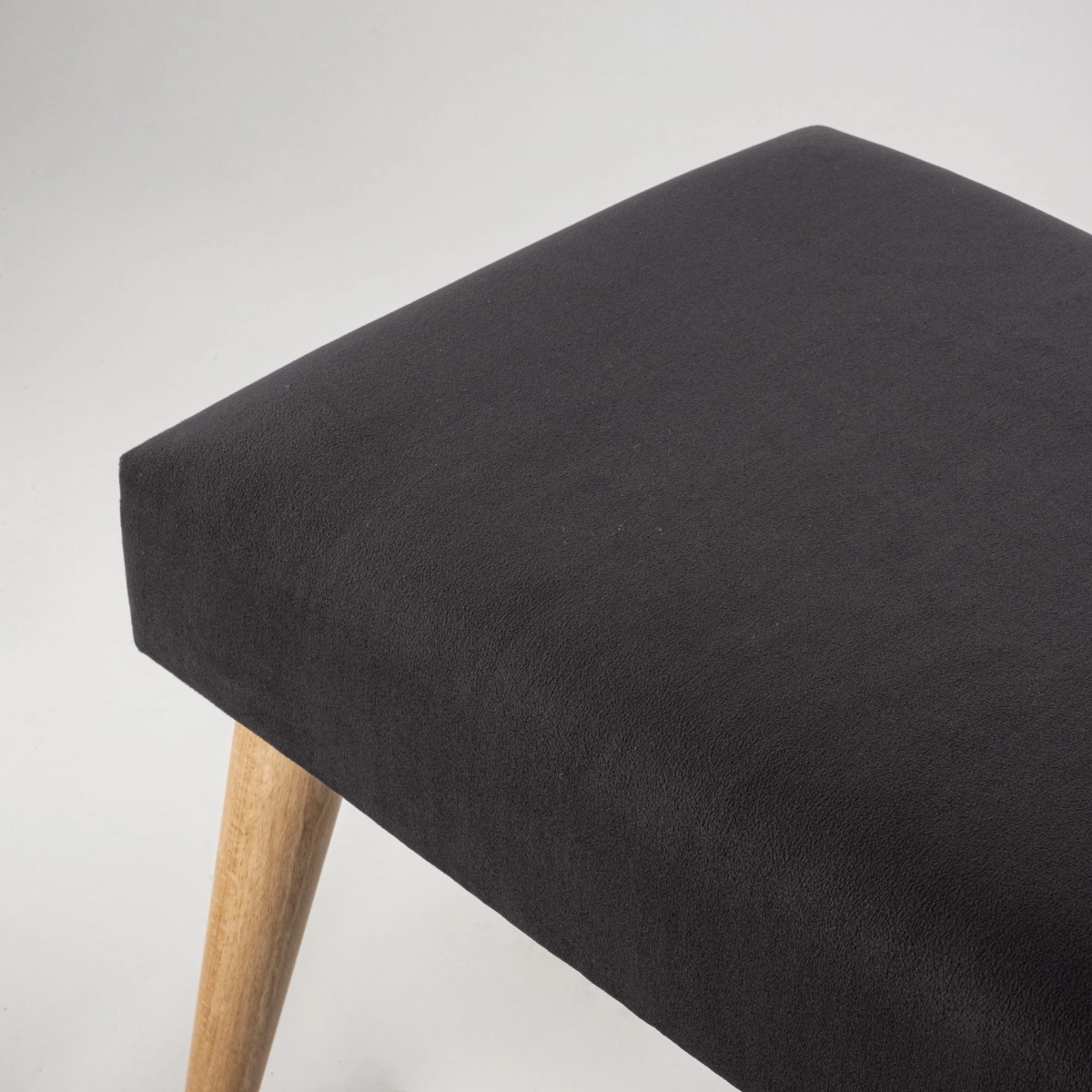 Elegante panca imbottita in grafite con gambe in legno
