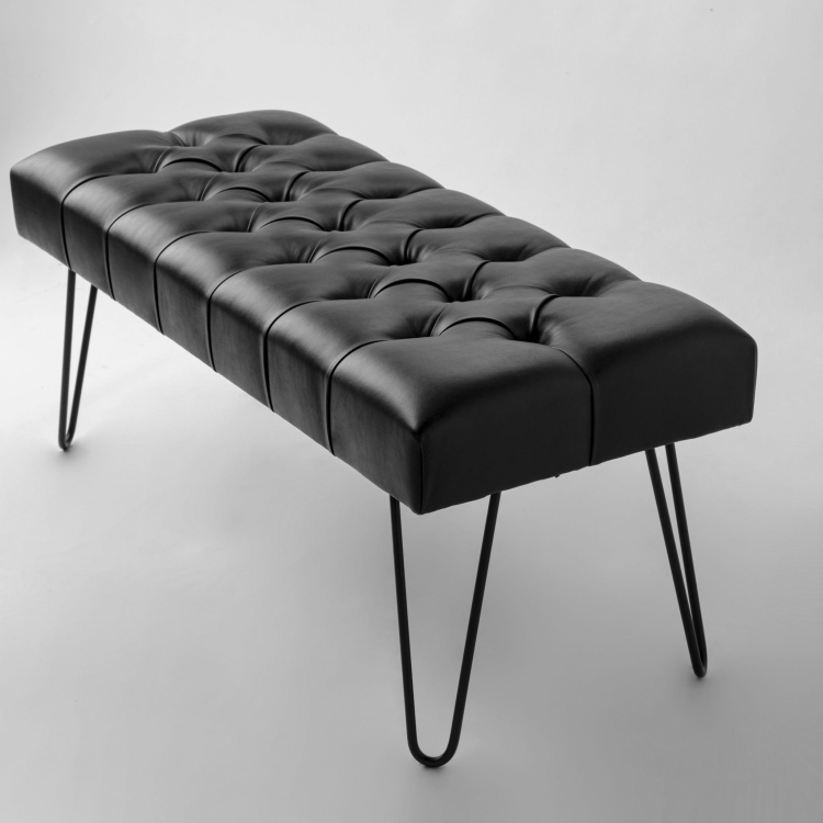 Panca in pelle nera su gambe in metallo