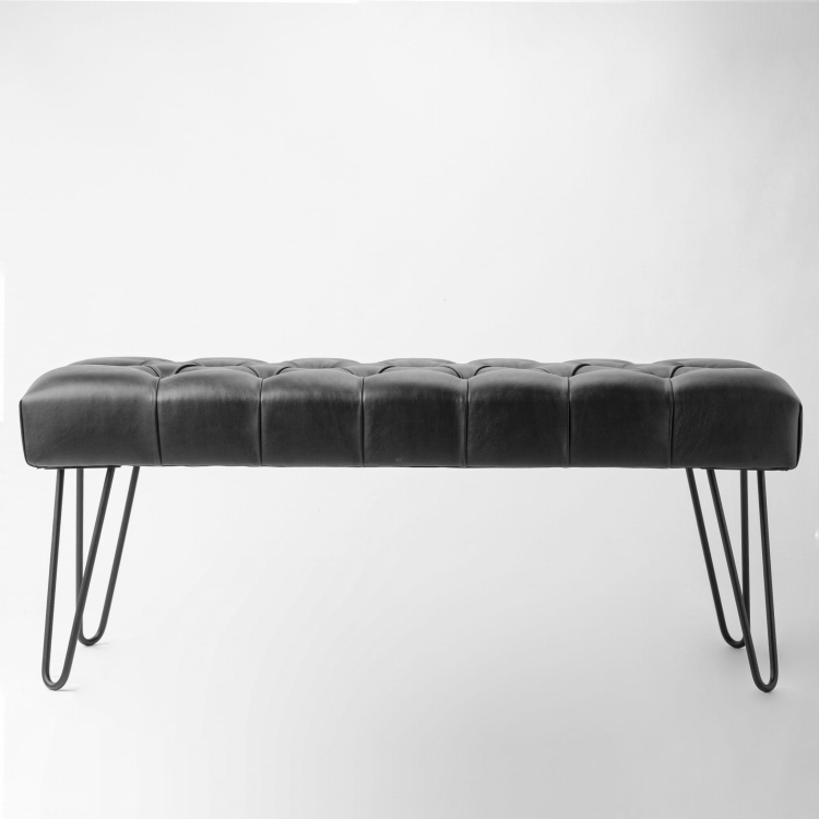 Panca in pelle nera su gambe in metallo