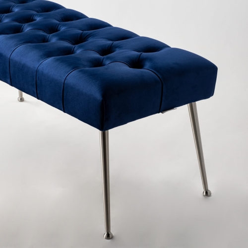 Panca trapuntata blu navy con gambe in metallo, perfetta per interni in stile loft