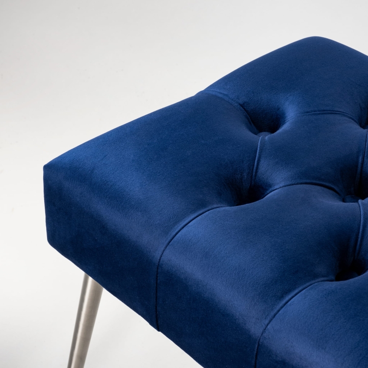 Panca trapuntata blu navy con gambe in metallo