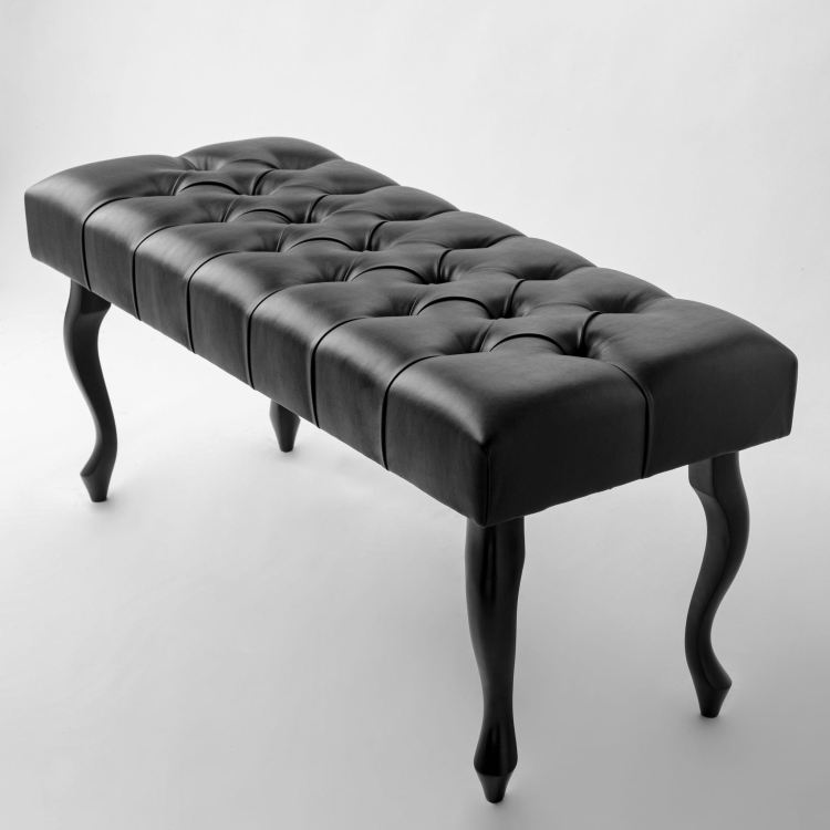 Panca trapuntata nera con rivestimento in pelle, un connubio di funzionalità ed eleganza senza tempo.