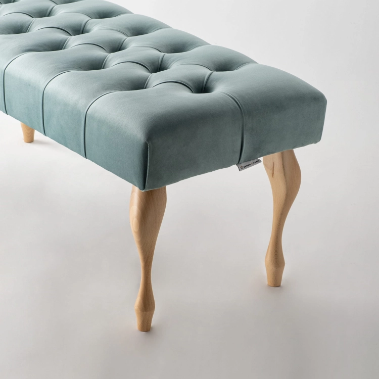 Panca trapuntata color menta con gambe in legno classiche