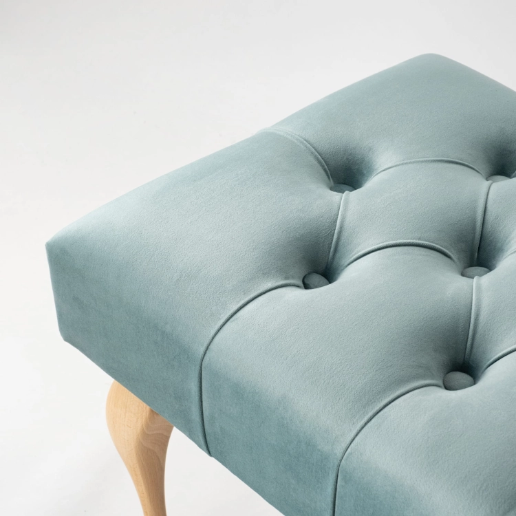 Panca imbottita color menta con gambe in legno: un tocco di freschezza per interni luminosi e moderni