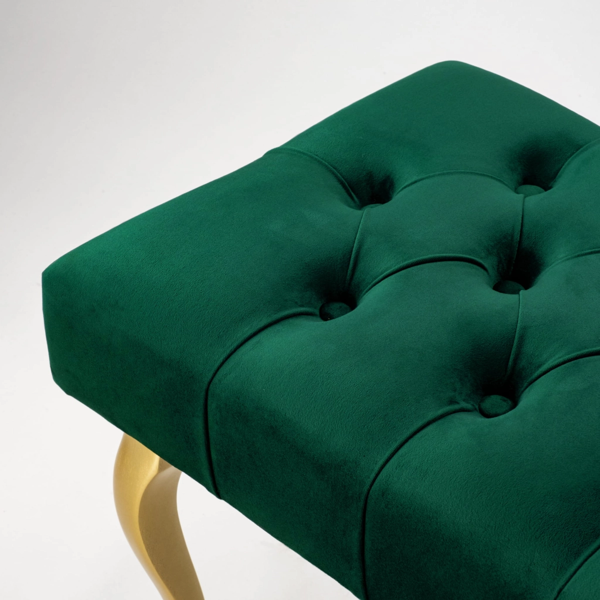 Elegante panca trapuntata con gambe dorate in verde bottiglia