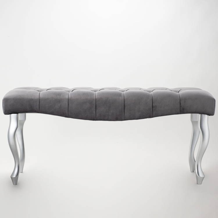 panca grigia con seduta trapuntata a forma di onda