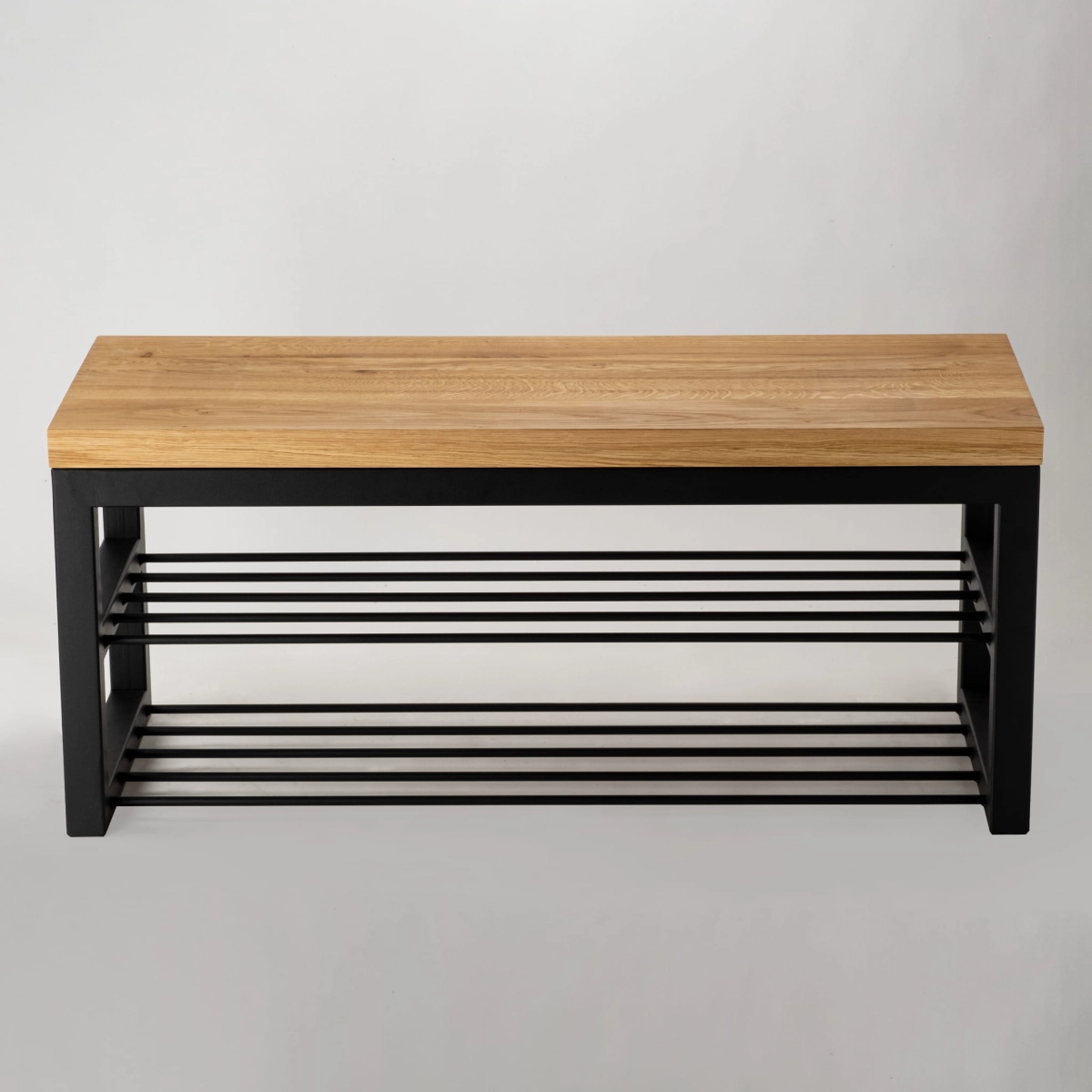 Una panca con piano in legno e base in acciaio in stile loft