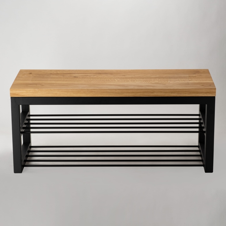 Una panca con piano in legno e base in acciaio in stile loft