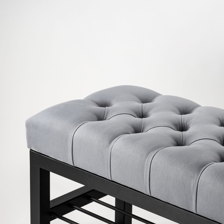 panca industriale grigia trapuntata con ripiani in metallo