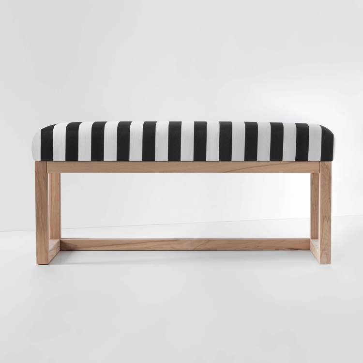 Panca imbottita a righe bianche e nere con un ripiano e struttura in legno chiaro