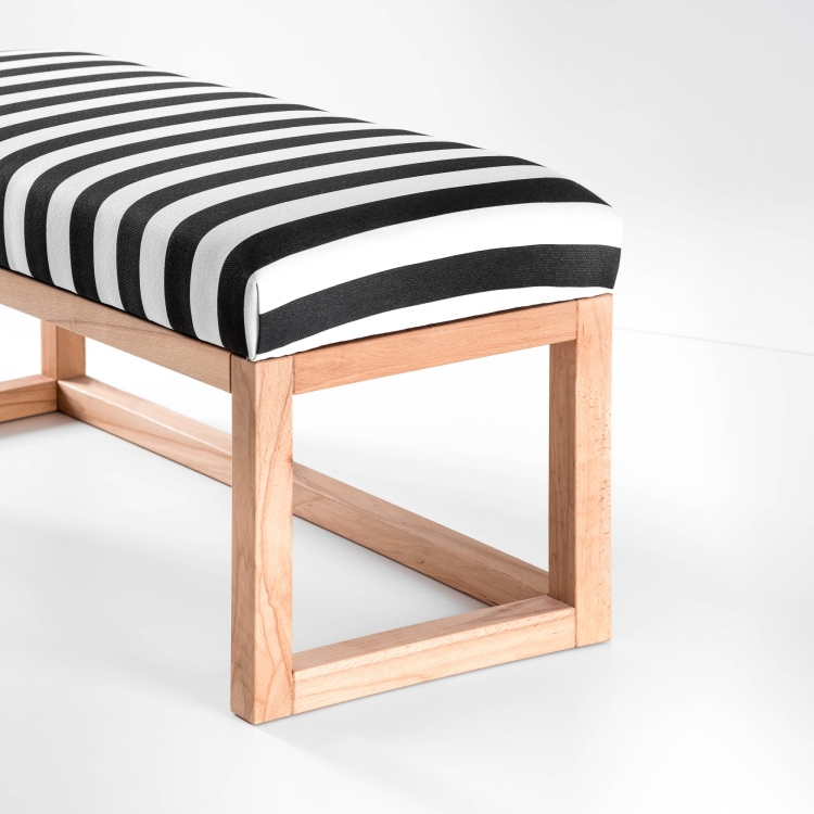 Panca moderna con rivestimento a righe, ripiano e struttura in legno