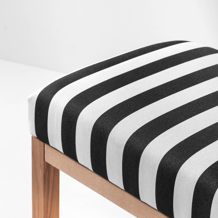 Panca decorativa con seduta bianca e nera e ripiano inferiore