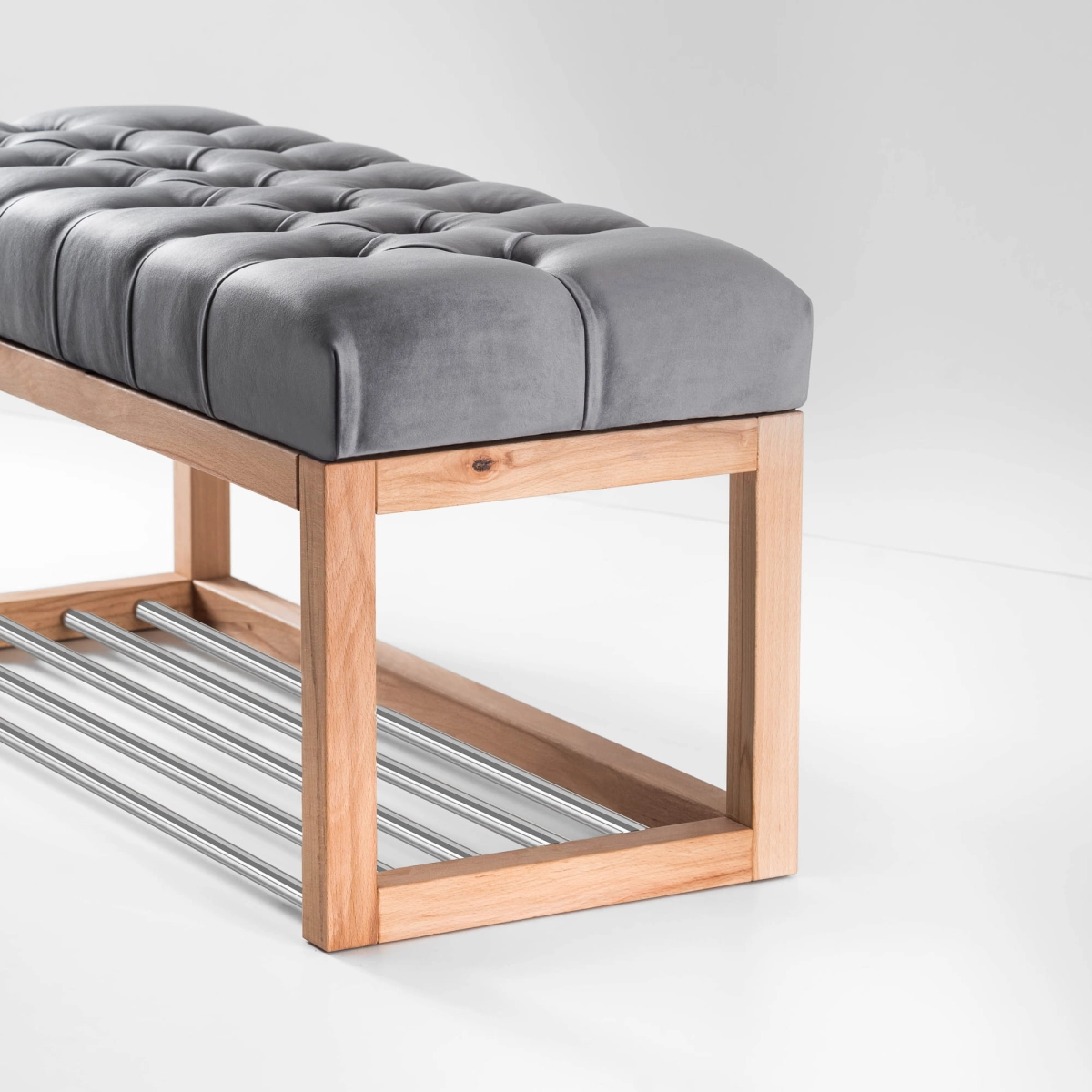 Panca con rivestimento grigio capitonné, scarpiera e legno chiaro