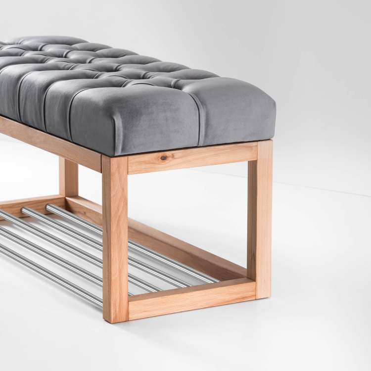 Panca con rivestimento grigio capitonné, scarpiera e legno chiaro