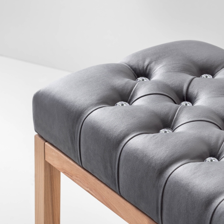 Elegante panca da ingresso con seduta trapuntata grigia e un pratico ripiano