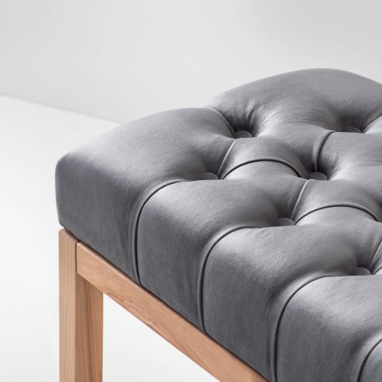 Panca imbottita trapuntata grigia con struttura in legno e ripiano inferiore