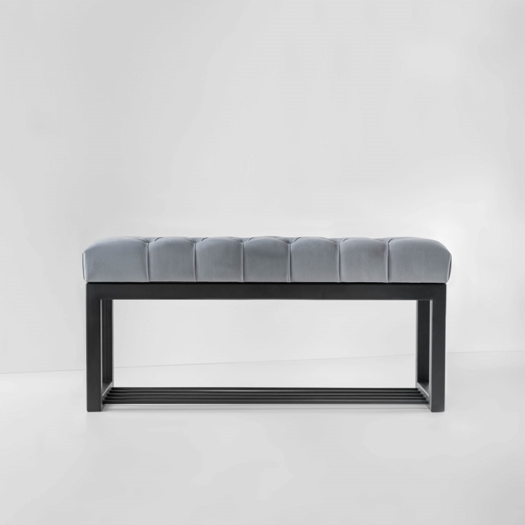 Panca trapuntata in grigio con ripiano per scarpe in metallo