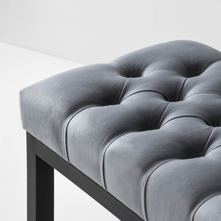 Panca trapuntata in stile industriale su base metallica