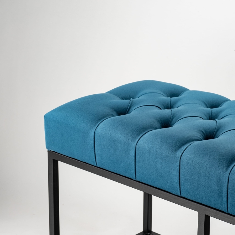 Panca blu trapuntata per interni industriali