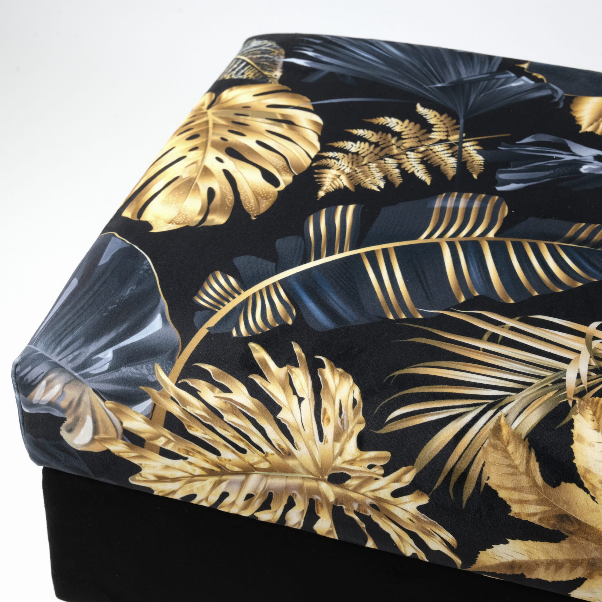 Pouf contenitore con rivestimento in foglia d'oro